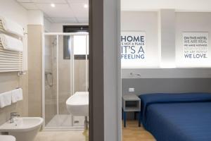 Un baño de Hotel Martini