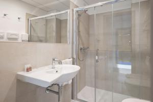 Un baño de Hotel Martini
