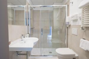 Un baño de Hotel Martini