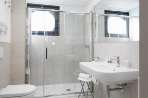 Un baño de Hotel Martini