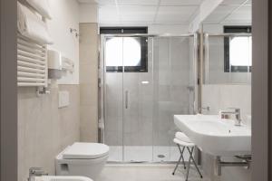 Un baño de Hotel Martini