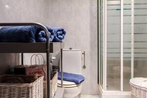 ニースにあるNice center apartment, Place Massénaのトイレとガラスのシャワー付きのバスルーム +15枚の写真