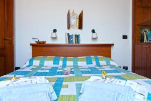 Säng eller sängar i ett rum på A wonderful penthouse in Naples