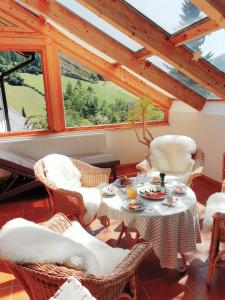 バート・クラインキルヒハイムにあるFerienhaus Stiglitzwegのテーブルと椅子、窓が備わる客室です。