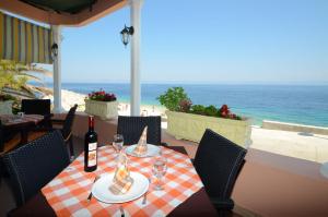 einen Tisch mit Weingläsern und Strandblick in der Unterkunft Apartment with Sea View in Prigradica