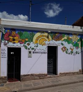 un murale sul lato di un edificio di Hostería el Sol Naciente a Tilcara