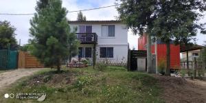 una casa bianca con un albero di fronte di Mi Capricho a Barra de Maldonado