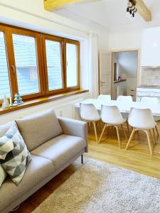 Posezení v ubytování Mezonetový apartmán ve skandinávském stylu