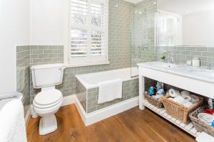 Ένα μπάνιο στο Stamford Park Road by YourStays, A wonderful family townhouse in a superb location! +18 φωτογραφίες