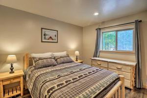 Grinnell Cabin BBQ, Kitchen, 7 Mi to Glacier NP tesisinde bir odada yatak veya yataklar