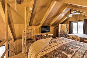 Galeriebild der Unterkunft Centennial Cabin with Hot Tub, Sauna and Pool Table! in Centennial