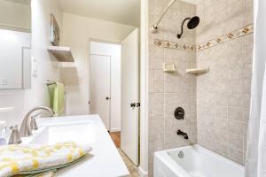 Et badeværelse på New Beach Jewel Bungalow + 9 billeder