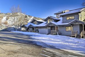 Steamboat Townhome with Hot Tub - Walk to Lifts! að vetri til