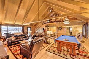 Imagen de la galería de Centennial Cabin with Hot Tub, Sauna and Pool Table!, en Centennial