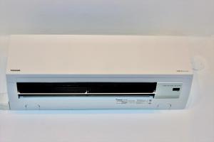 Un four micro-ondes est installé au-dessus d'un mur blanc. dans l'établissement Ca' All'Arco, à Venise