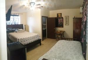 1 dormitorio con 2 camas, mesa y silla en Villa Marsana, en Aguada