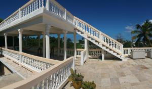 un ampio portico bianco con ringhiera bianca di Villa Marsana ad Aguada