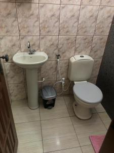 里約達斯奧斯特拉斯的住宿－Pousada Beira Mar，一间带卫生间和水槽的浴室
