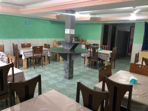 Um restaurante ou outro lugar para comer em Pousada Beira Mar