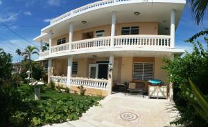 een groot wit huis met een balkon bij Villa Marsana in Aguada