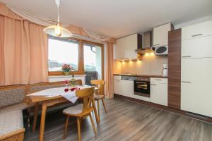 A kitchen or kitchenette at Haus Zehentner