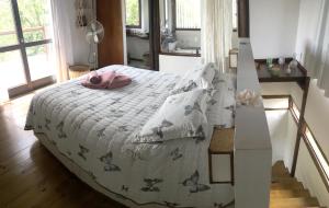 Giường trong phòng chung tại Casa Jardim Barra De Ibiraquera