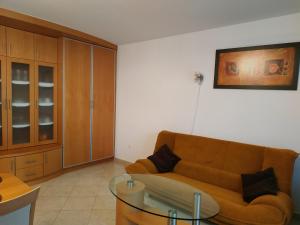 uma sala de estar com um sofá e uma mesa de vidro em Apartament ZOYA + garaż em Krynica-Zdrój