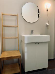 y baño con lavabo blanco y espejo. en Apartmany Jasna Chopok, en Demänovská Dolina