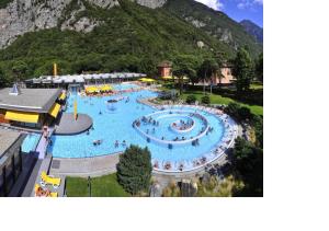 Vista de la piscina de Le cocon du Catogne proche Martigny Verbier - Netflix - o d'una piscina que hi ha a prop