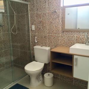 y baño con aseo, ducha y lavamanos. en Apartamento Na Ponta Verde en Maceió