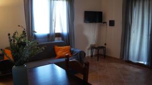 una sala de estar con un sofá y una mesa en Domo Sara, en Orosei