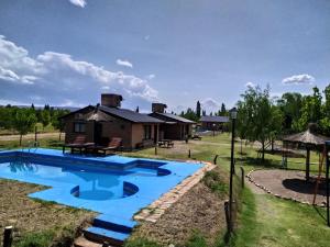 una imagen de una casa con piscina en Cabañas San Jose del Atuel en San Rafael