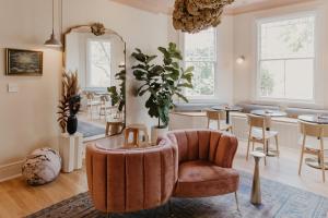 a living room with a chair and a table at DREAMERS bnb in Wilmington