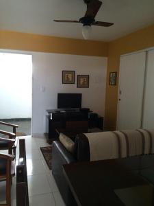 sala de estar con sofá y piano en Apartamento Na Ponta Verde, en Maceió