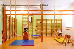 un gruppo di bambini che giocano in palestra di Vakantievilla Rämmen Skola a Rämmen