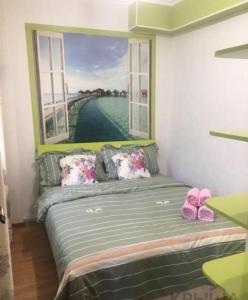 Un pat sau paturi într-o cameră la Apartments on Shevchenko 75
