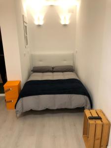 um quarto com uma cama com um edredão preto e branco em Acogedor y novedoso Loft en Torrevieja em Torrevieja