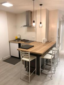 a kitchen with a large wooden table and chairs at Acogedor y novedoso Loft en Torrevieja in Torrevieja