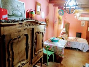 a room with a room with a table and a room with a bed at El nogal in Tandil