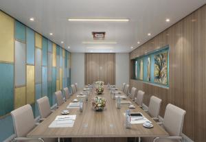 een vergaderzaal met een lange tafel en stoelen bij New Hotel Piscine Wellness & Spa in Casablanca