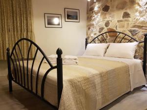 Llit o llits en una habitació de Peristeris Traditional House Since 1900 Corfu