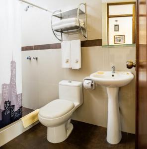 łazienka z toaletą i umywalką w obiekcie La Casa de Anita w mieście Chivay