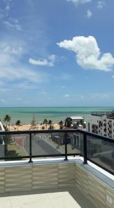 balcón con vistas a la playa y al océano en Flat Atlântico Tambaú, en João Pessoa