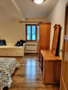 1 Schlafzimmer mit 2 Betten und einem Fenster in der Unterkunft Rezidence Kouty in Loučná nad Desnou