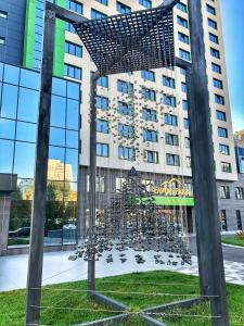 una escultura frente a un edificio en Favor Park Hotel en Kiev