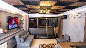 sala de estar con sofá y TV en Insta Hotel Karakoy, en Estambul