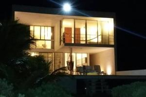 Balcó o terrassa a Designer´s House Beach Front Superb Ocean View Hi Speed WiFi