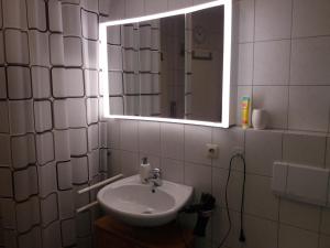 a bathroom with a sink and a mirror at Schwäbisch Gmünd Stadtmitte in Schwäbisch Gmünd