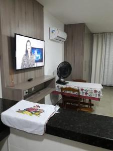 a room with a tv in a hospital room at Apartamento Sophia 1 in Arraial do Cabo