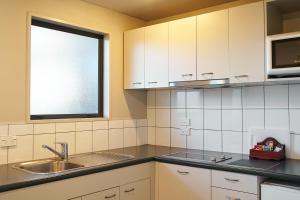 Kuchyň nebo kuchyňský kout v ubytování Azena Suites & Apartment